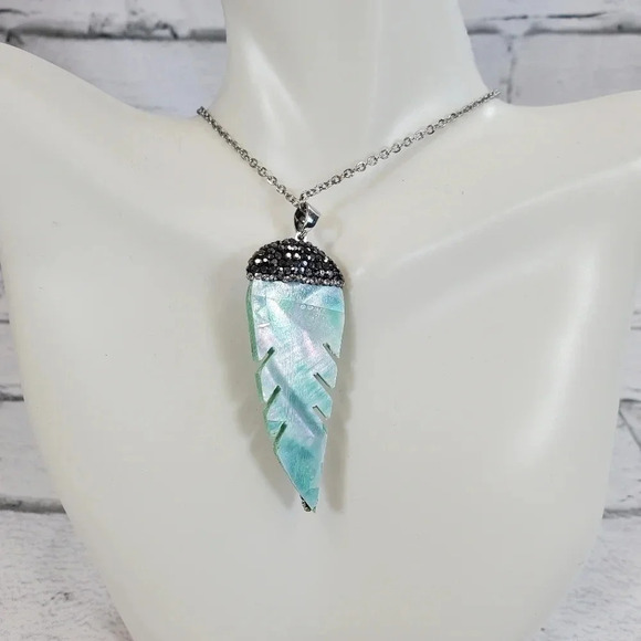 Lightweight Rhinestone adorned Feather Necklace with 18in Chain - Picture 3 of 9